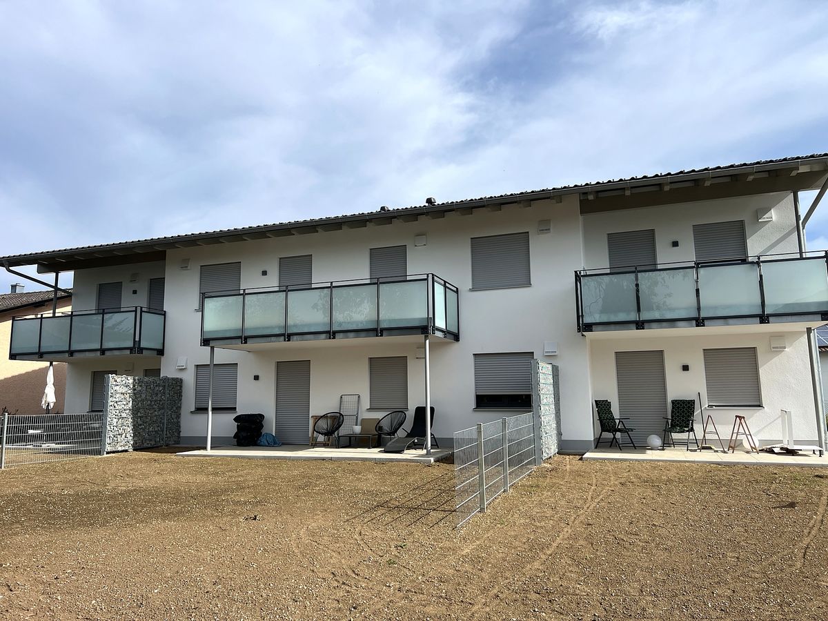 Balkongeländer mit Glasfüllung am Mehrfamilienhaus, SK Glas, Aiterhofen