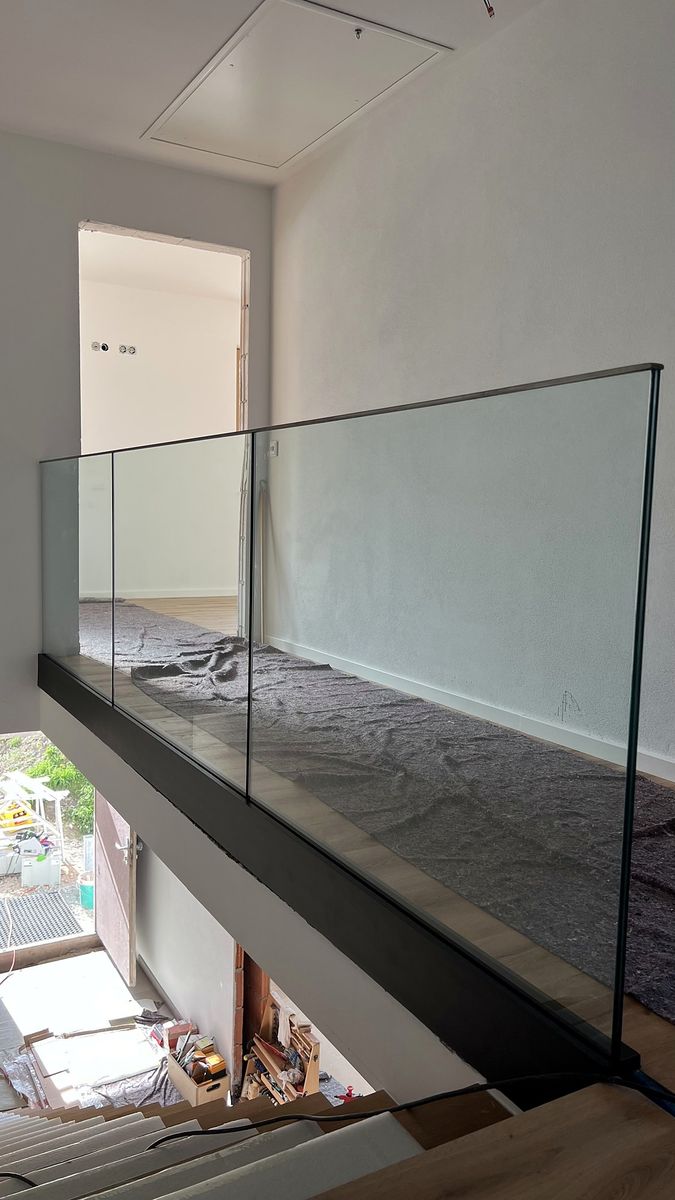 Ganzglasgeländer an einer Galerie im Haus, SK Glas, Bogen