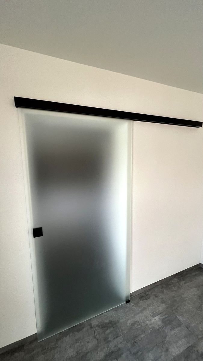 Satinierte Glas-Schiebetür im Loftstil mit schwarzer Laufschiene, SK Glas, Straubing