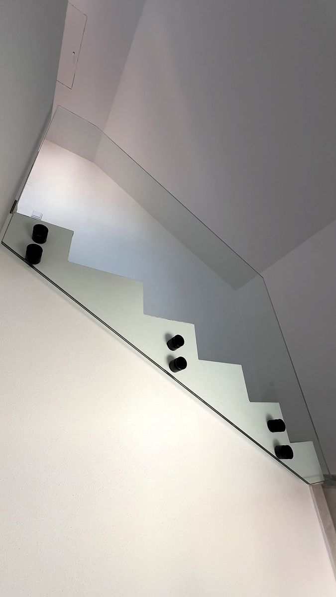 Glasgeländer an der Treppe mit Punkthaltern, SK Glas, Straubing