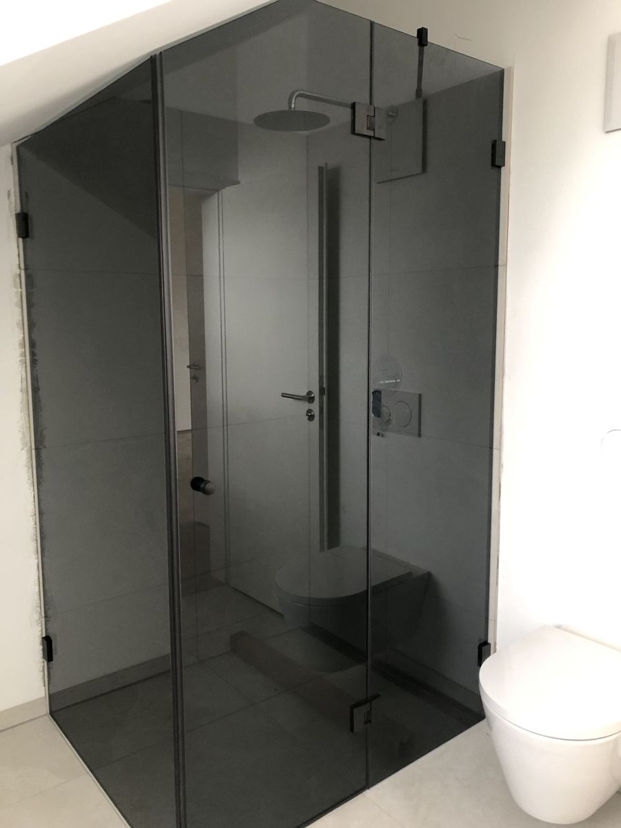 Maßgefertigte Eckdusche in der Dachschräge aus Grauglas Parsol Grau, SK Glas