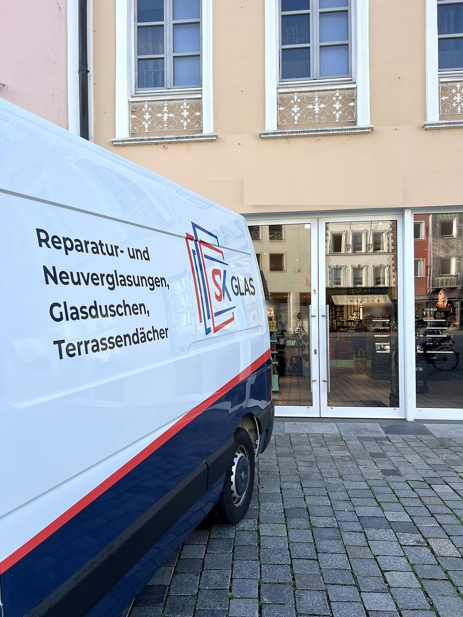 Ladentür in Straubing mit neuer Scheibe, davor das Fahrzeug von SK Glas
