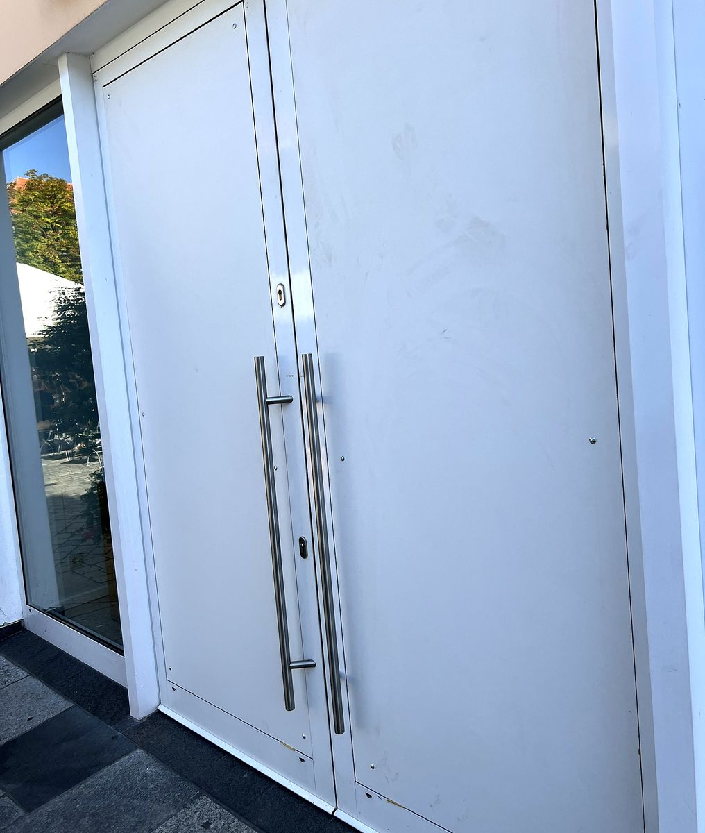 Notverglasung der Ladentür mit Holzplatten, SK Glas, Straubing
